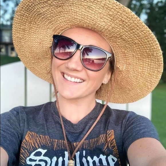 Meet your Posher, Corinne - Picture 1 of 2